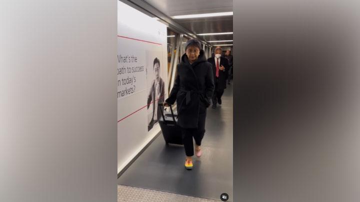 Gaya Kece Menlu Retno Marsudi Memakai Sepatu Lain Sebelah, Bikin Warganet Salah Fokus