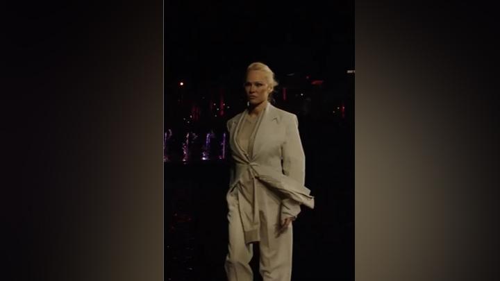 Pamela Anderson Bergaya Klasik Jadi Model Pembuka Fashion Show Hugo Boss